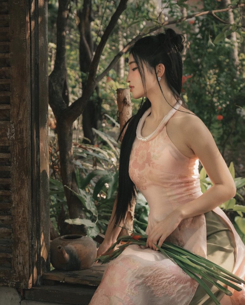 Mẫu trang phục khoe được đường cong và làn da trắng hồng mịn màng không tì vết của Phương Nhi một cách hoàn mỹ.