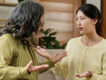 Cho con gái 5 tuổi nghỉ học ở nhà vì trời rét, tôi bị mẹ chồng đi 150 cây số lên trông hộ mắng "Chiều hư con"