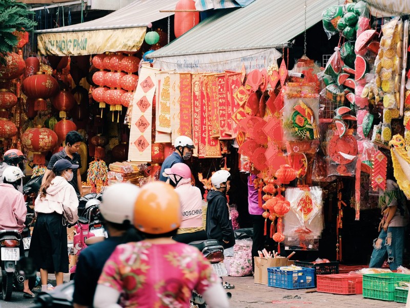 Ngoài những khách mua hàng, phố Hải Thượng Lãn Ông còn là địa điểm check-in quen thuộc của giới trẻ. (Ảnh: Thanh Dat Phan)
