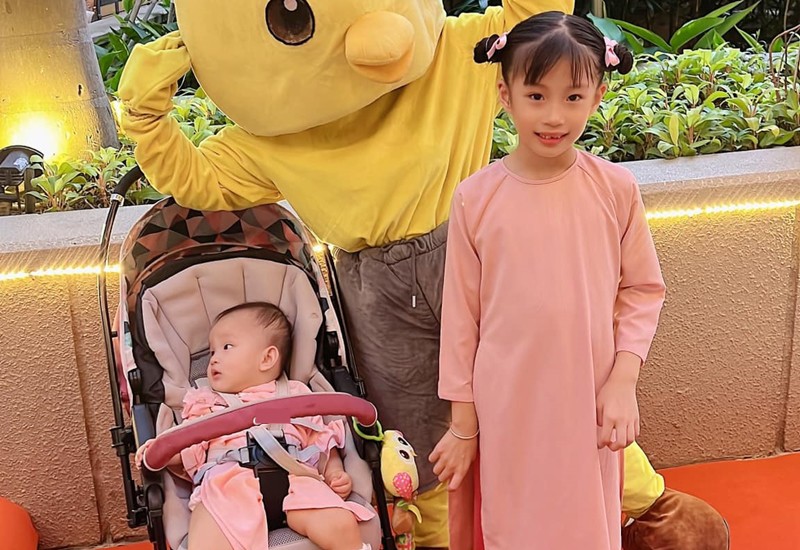 2 cô con gái xinh đẹp của Á hậu Diễm Trang là bé Julia hiện 6 tuổi và bé Lilia hiện được hơn 1 tuổi. 
