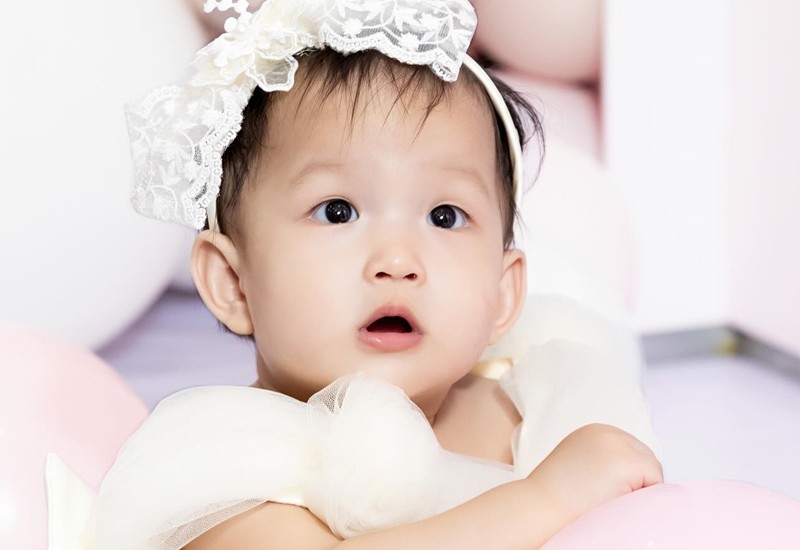Tuy nhiên trong dịp sinh nhật 1 tuổi mới đây của Lilia là lần đầu tiên bà mẹ khoe cận gương mặt xinh đẹp của cô bé.
