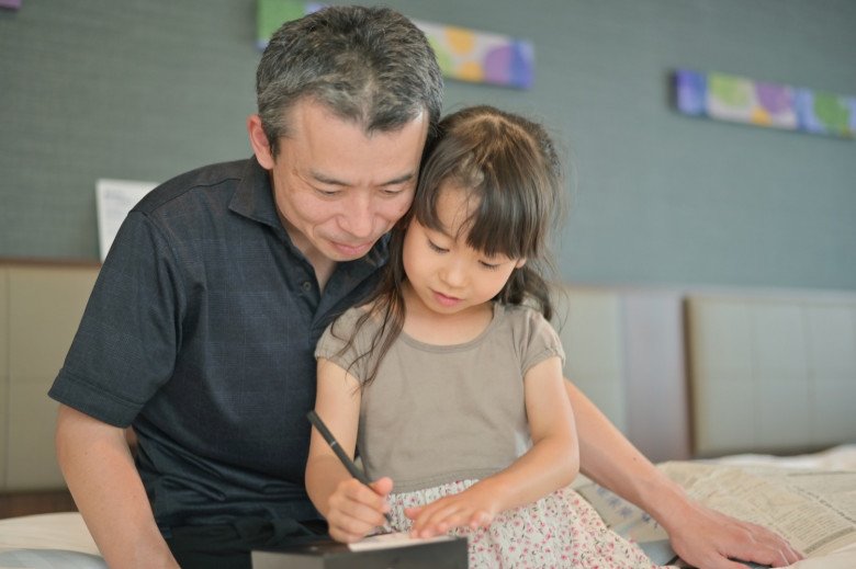 Nhiều nghiên cứu đã chỉ ra, giữa bố và con gái thường có sự liên kết mạnh mẽ hơn so với mẹ (Ảnh minh hoạ).