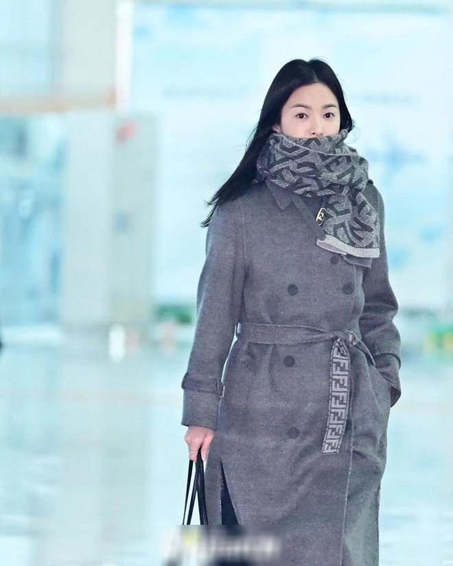 Song Hye Kyo gây sốt khi xuất hiện tại sân bay. 