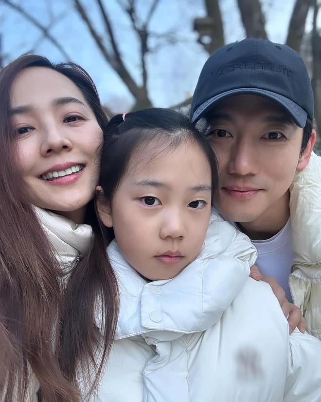 Con gái của nữ diễn viên gây sốt với báo chí truyền thông.