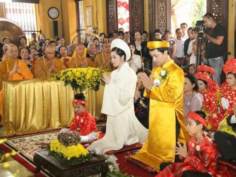 Cũng trong năm đó, những hình ảnh đám cưới giản dị theo nghi lễ Phật giáo của ái nữ Quỳnh Ngọc bất ngờ rò rỉ thu hút sự chú ý đặc biệt. Tên tuổi của chú rể vẫn là ẩn số. 
