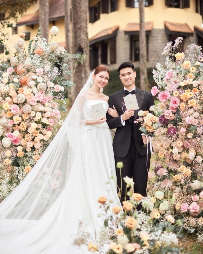 Á hậu amp;#34;diễn đơamp;#34; có chồng doanh nhân điển trai, đi làm MC tiếng Anh vừa chuẩn vừa sang - 12
