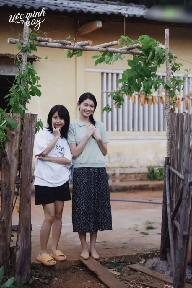 Á hậu amp;#34;diễn đơamp;#34; có chồng doanh nhân điển trai, đi làm MC tiếng Anh vừa chuẩn vừa sang - 4