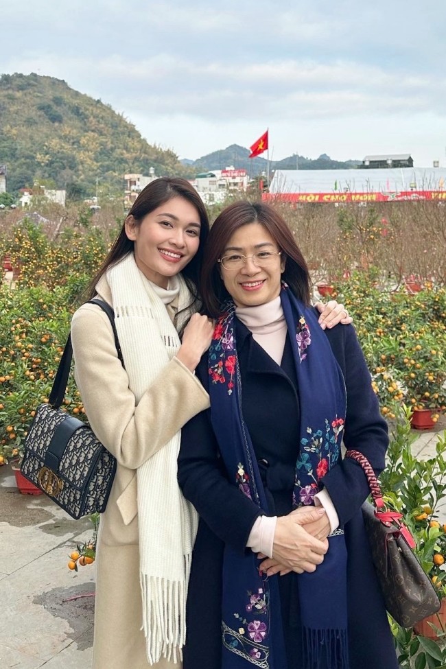 Á hậu amp;#34;diễn đơamp;#34; có chồng doanh nhân điển trai, đi làm MC tiếng Anh vừa chuẩn vừa sang - 15