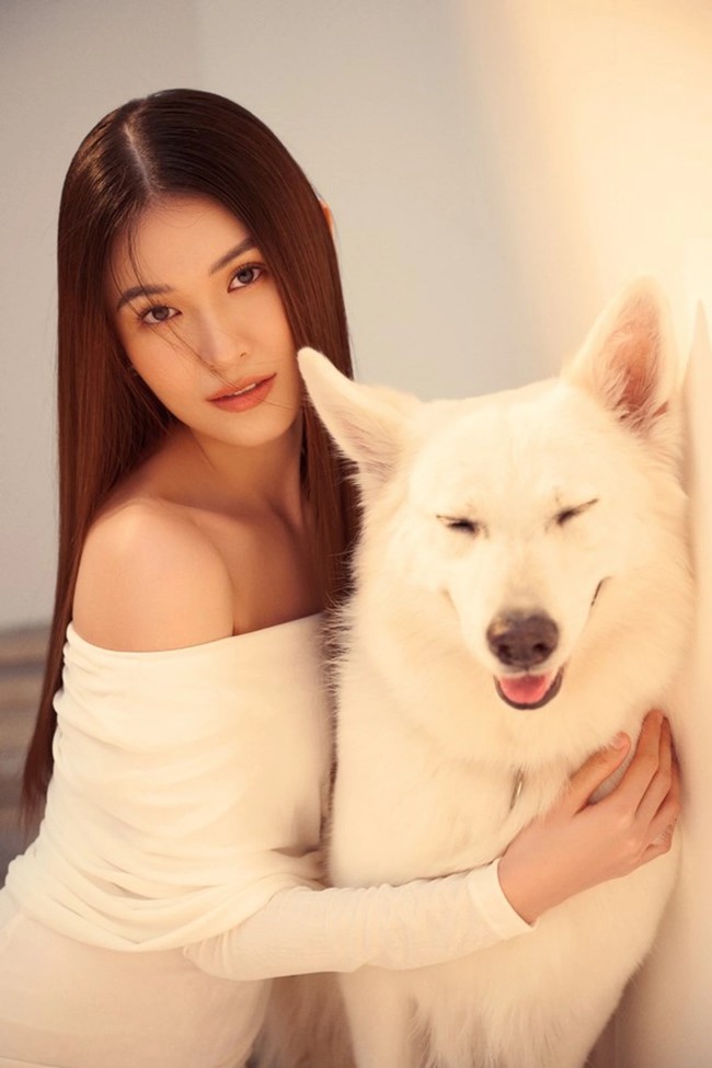 Á hậu amp;#34;diễn đơamp;#34; có chồng doanh nhân điển trai, đi làm MC tiếng Anh vừa chuẩn vừa sang - 1