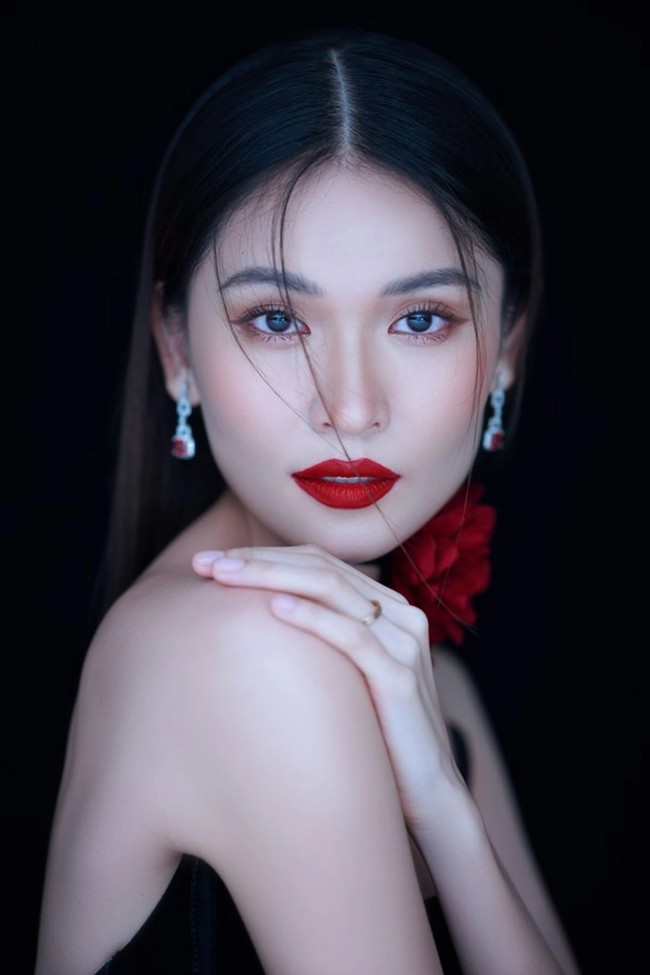 Á hậu amp;#34;diễn đơamp;#34; có chồng doanh nhân điển trai, đi làm MC tiếng Anh vừa chuẩn vừa sang - 7