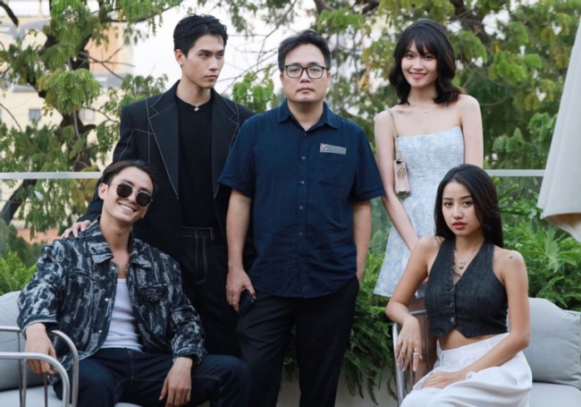 Á hậu amp;#34;diễn đơamp;#34; có chồng doanh nhân điển trai, đi làm MC tiếng Anh vừa chuẩn vừa sang - 6