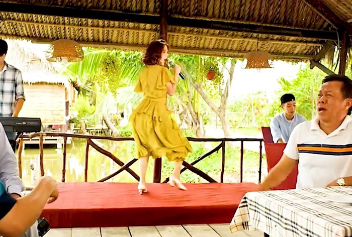 Cô ca sĩ hết thời quay cuồng giữa quán ăn miền Tây bỗng gây sốt MXH: Biết danh tính ai cũng ngỡ ngàng - 1