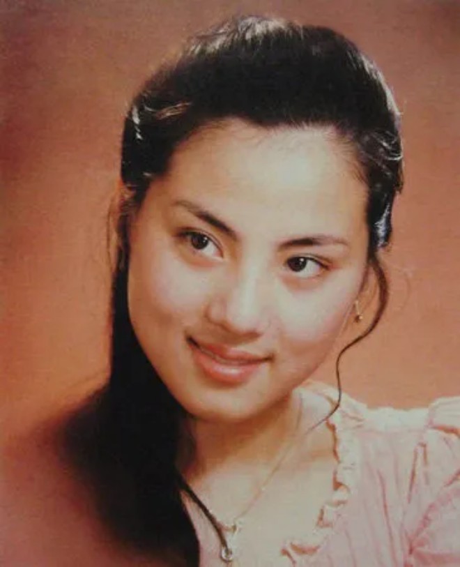 Nhạc Huệ đóng phim nóng để mưu sinh. 