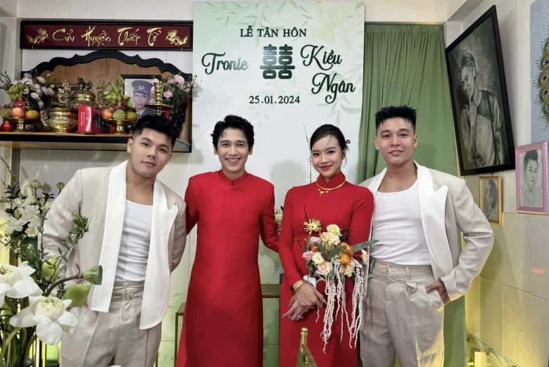 Tronie - Kiều Ngân diện áo dài đỏ trong lễ gia tiên sáng 25/1.