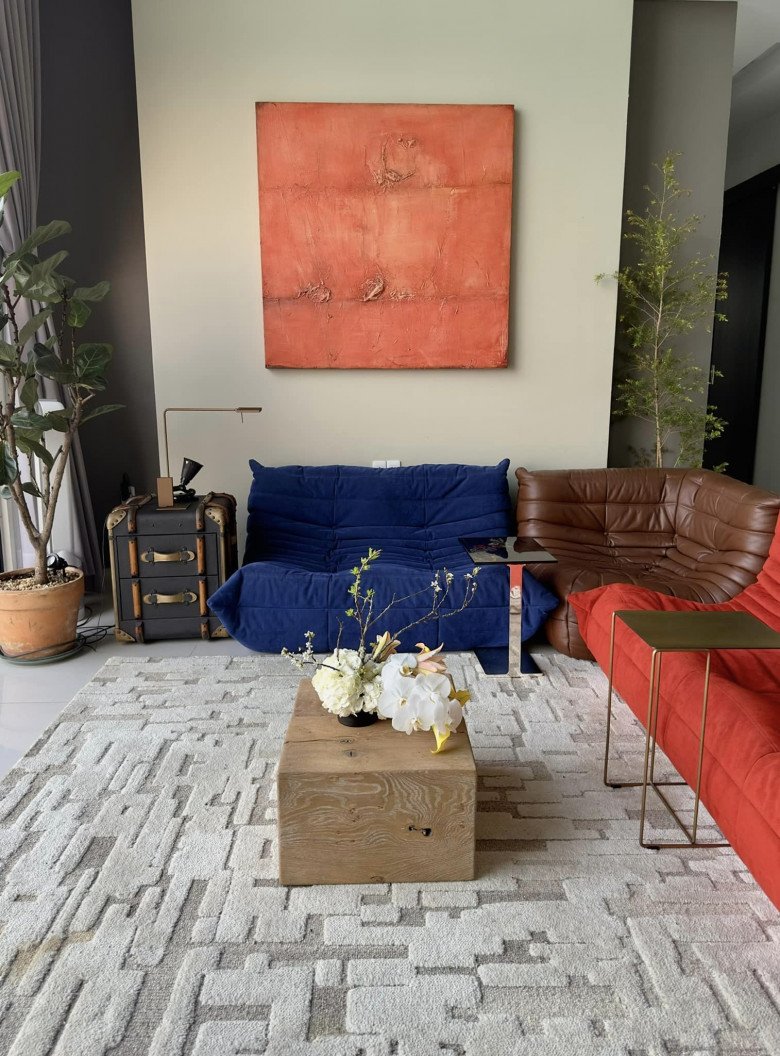 Diva Hồng Nhung hé lộ thêm hình ảnh bên trong ngôi nhà mới mua ở Sài Gòn. Phòng khách được bố trí sofa với 3 màu khác nhau trông ấn tượng, độc đáo.