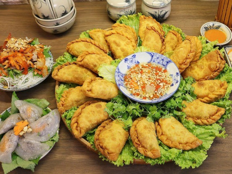 Cách làm bánh gối giòn rụm, thơm nức mũi lại nóng hổi nhâm nhi ngày giá rét