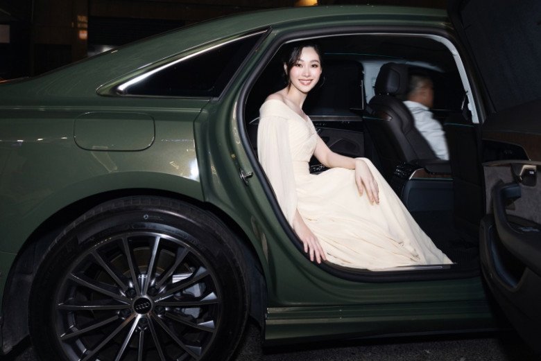 Hoa hậu Đặng Thu Thảo thu hút mọi sự chú ý khi xuất hiện trong bộ váy thanh lịch, sang trọng.