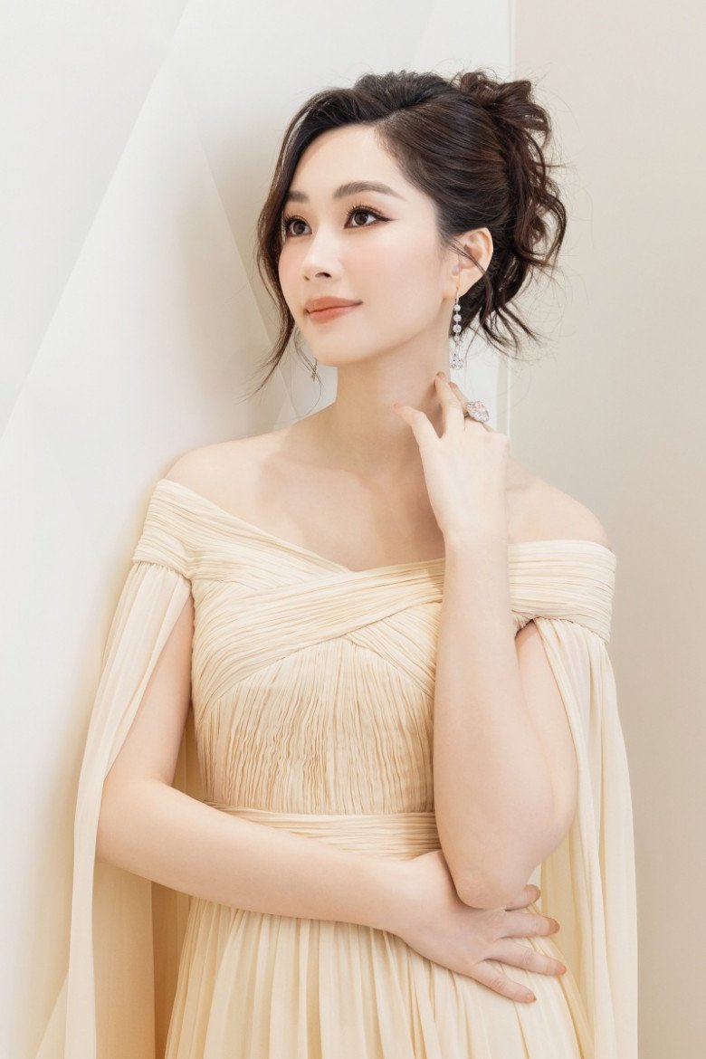 Đặng Thu Thảo là thí sinh đầu tiên từ miền Tây Nam Bộ đăng quang ngôi vị Hoa hậu Việt Nam.