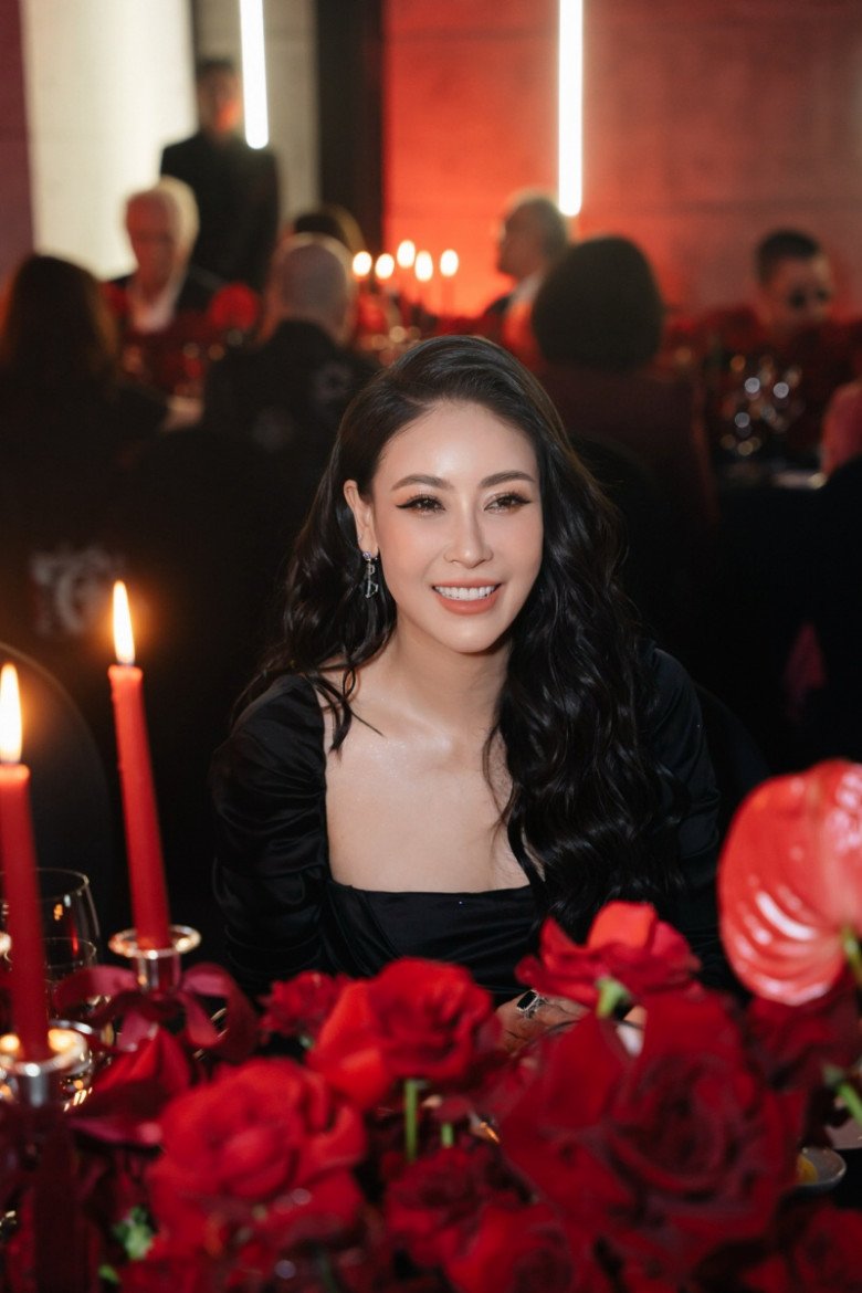 Hà Kiều Anh cùng tham dự sự kiện. Hoa hậu Việt Nam 1992 diện đầm đen quyến rũ, bí ẩn. Cô cũng gây chú ý với trang sức tiền tỷ và vẻ trẻ trung không tuổi. 