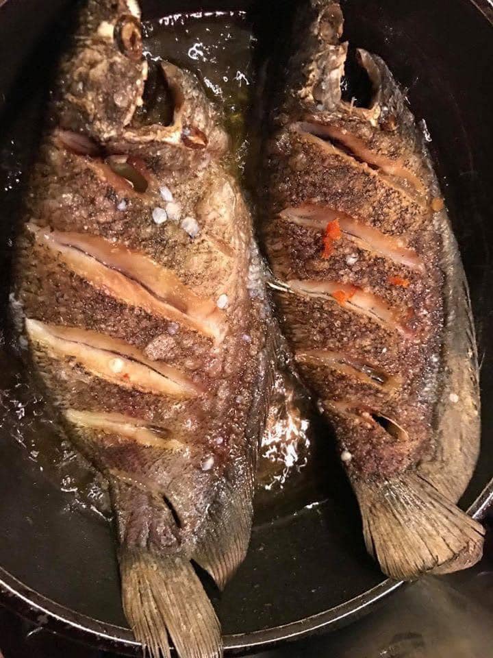 Có lần, bà mẹ đông con chia sẻ hình ảnh 2 con cá to bự đang chiên trên bếp và dí dỏm: Có ai hùn hạp cơm trưa không nào?