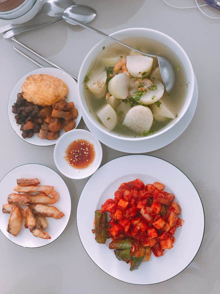 Một bữa cơm trưa của nhà Á hậu Diễm Châu với kim chi su hào và khô diêu hồng một nắng, nhìn đã thấy rất hào cơm.