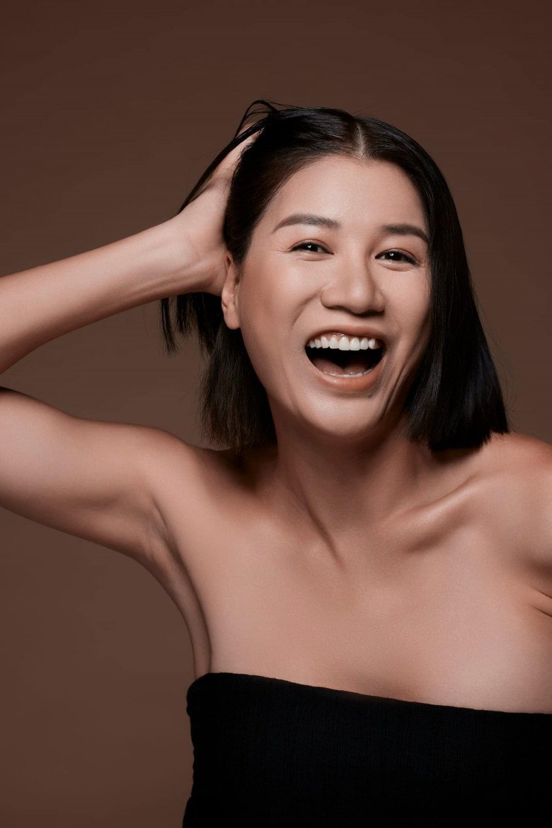Liên tục bị mỉa mai nhưng cựu siêu mẫu vẫn luôn chứng minh mình không nghèo bằng cách khoe nhà, khoe xe và khoe sổ tiết kiệm.