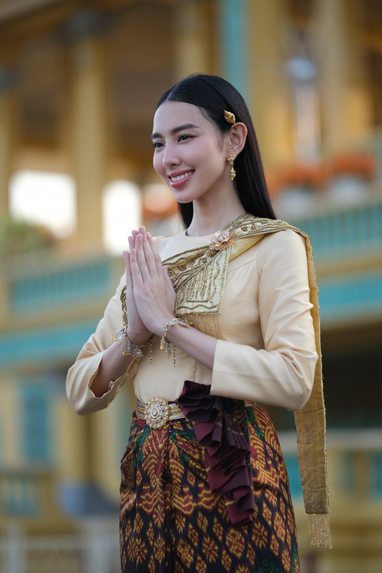 Thuỳ Tiên mặc trang phục truyền thống của người Campuchia tại Cung điện Hoàng gia để tôn vinh văn hóa và tinh thần hữu nghị giữa hai quốc gia.