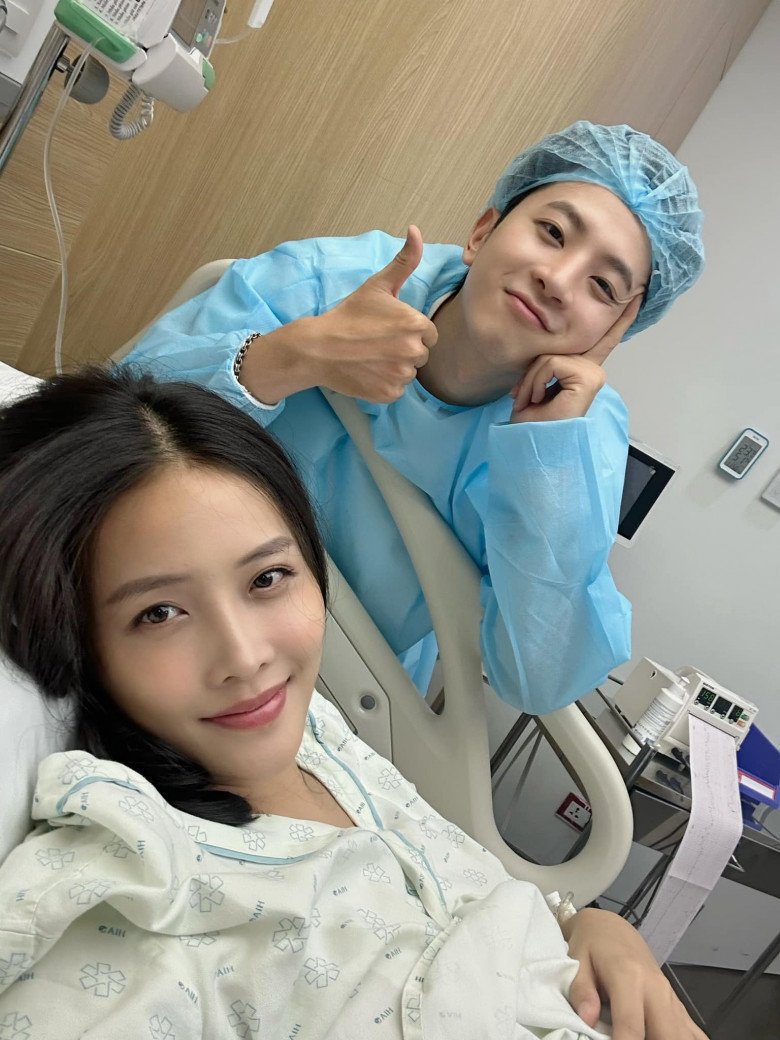 Hình ảnh Trương Mỹ Nhân nằm ở phòng chờ sinh được cặp đôi chia sẻ.