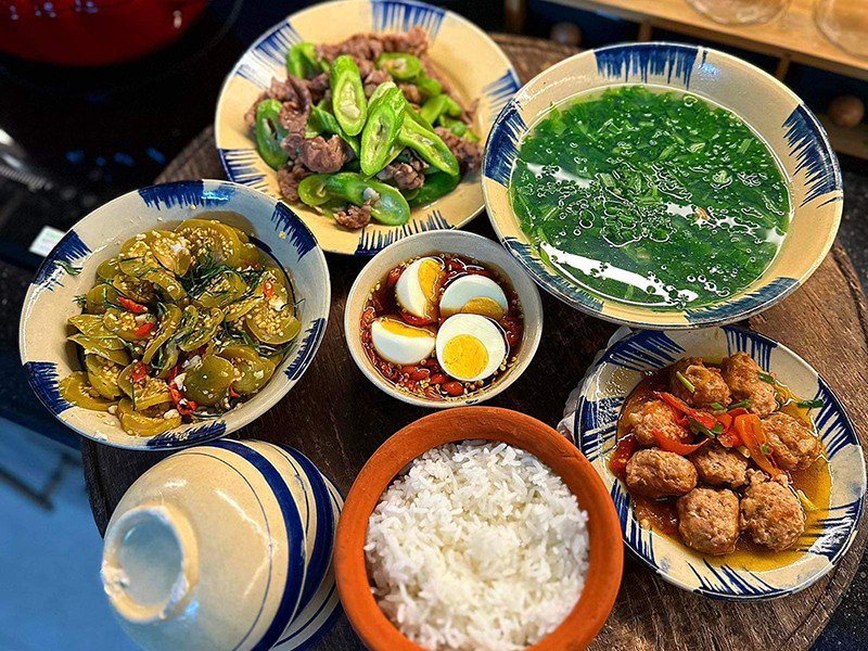 Bò xào lặc lè, canh rau cải, cà xào, thịt viên sốt cà chua (Chị Vũ Phương -Thanh Hóa).
