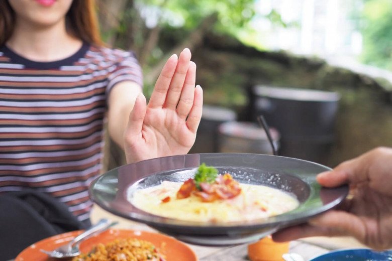 Những thói quen ăn uṓng như bỏ bữa, ăn khuya,... là những yḗu tṓ tăng nguy cơ ung thư dạ dày. (Ảnh minh họa)