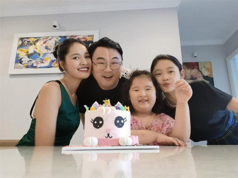 Hoa hậu Hương Giang sinh 2 con gái xinh đẹp với chồng Trung Quốc, 1 bé giống bố 1 bé giống mẹ - 1