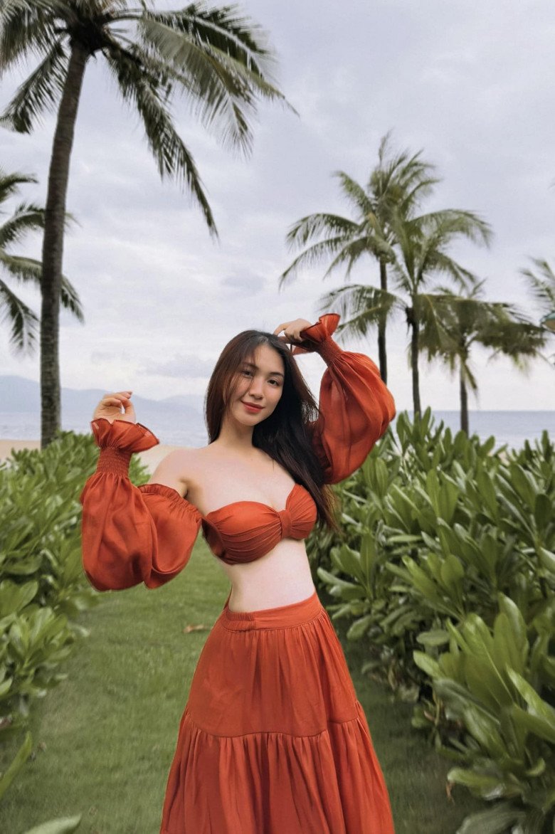 Sau sinh, Hòa Minzy rất ít và hạn chế mặc croptop hở bụng. Cô cũng có đôi lần khoe vòng eo con kiến, tuy nhiên, cô đã phải sử dụng thêm phần mềm chỉnh sửa làn da.