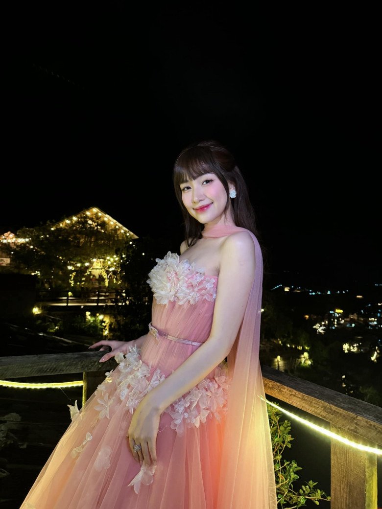 So với những chiếc váy đầm công chúa xếp voan bồng bềnh như trước, có thể thấy, Hòa Minzy năm 2024 đang cố gắng làm mới hình ảnh bản thân hơn.