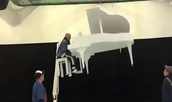 Trương Vệ Kiện và chiếc đàn cùng bị treo lên không trung.