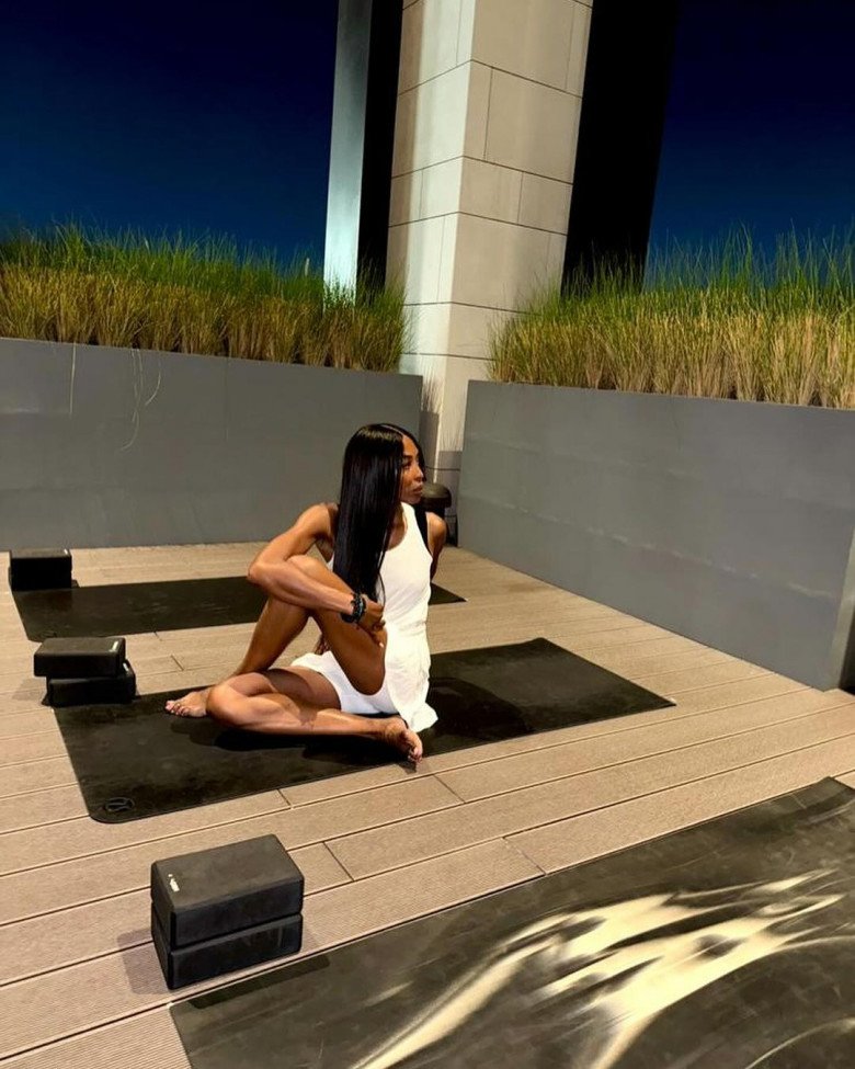 Naomi Campbell chăm chỉ với lịch luyện tập yoga được lên lịch trình sẵn theo kế hoạch công việc và cá nhân