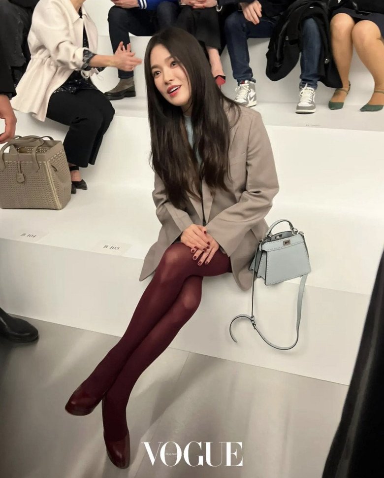 Song Hye Kyo là khách mời VIP của nhà mốt Fendi trong khuôn khổ Tuần lễ thời trang cao cấp. Cô vẫn trung thành với lối phối đồ công sở cách điệu cùng những màu sắc trang nhã, tinh tế.