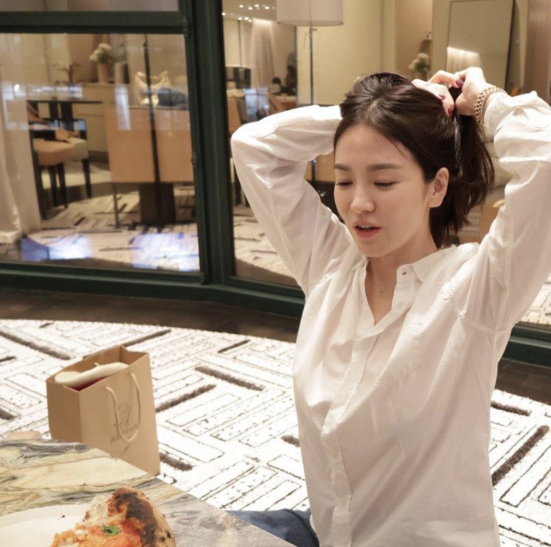 Song Hye Kyo với chiếc áo sơ mi trắng huyền thoại được cô diện đi diện lại trong nhiều dịp khác nhau từ Hàn Quốc sang tới nước ngoài. Mỹ nhân để mặt mộc, cột tóc đơn giản để ăn uống sau khi tham dự sự kiện thời trang đình đám, khoảnh khắc này lại làm công chúng yêu thích hơn cả.