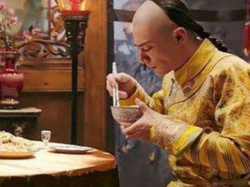 Tại sao hoàng đế không được gắp quá 3 miếng mỗi món dù rất thích?