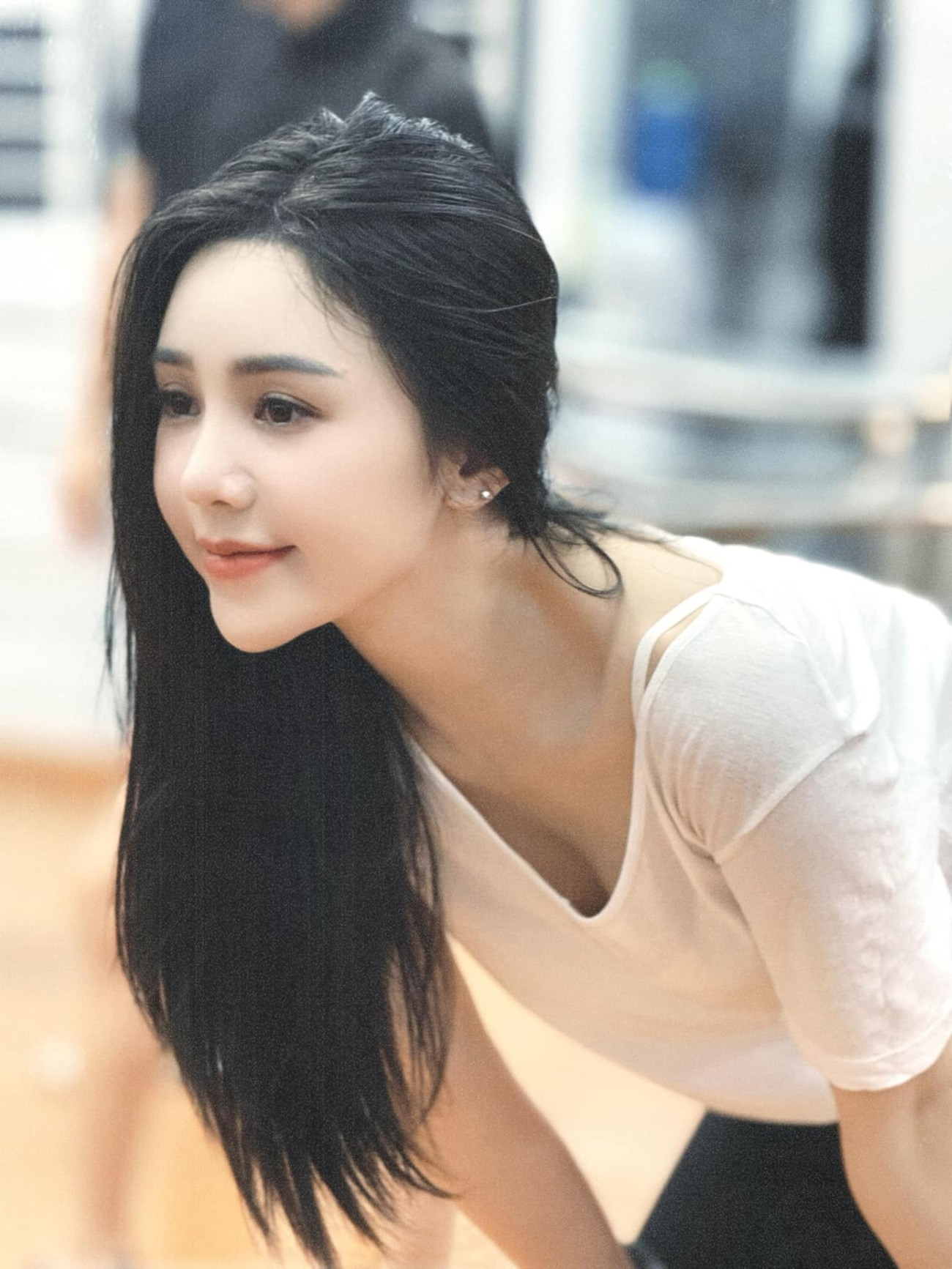 Quỳnh Kool sinh năm 1995. Cô được đào tạo bài bản tại Đại học Sân khấu và Điện ảnh.