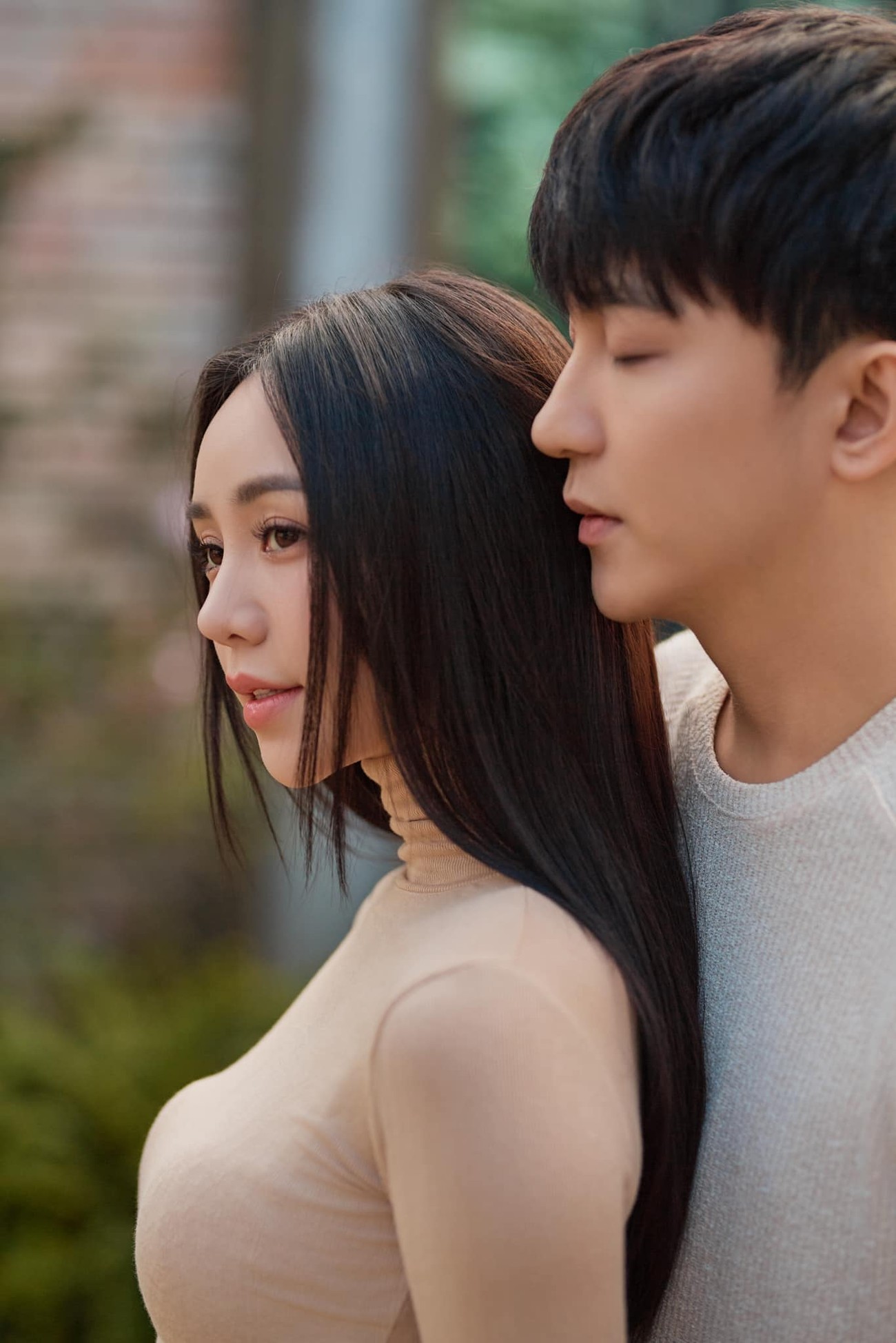 Quỳnh Kool không ngại những tin đồn với bạn diễn vì luôn có ranh giới rõ ràng. Cô chia sẻ không muốn yêu người trong showbiz.