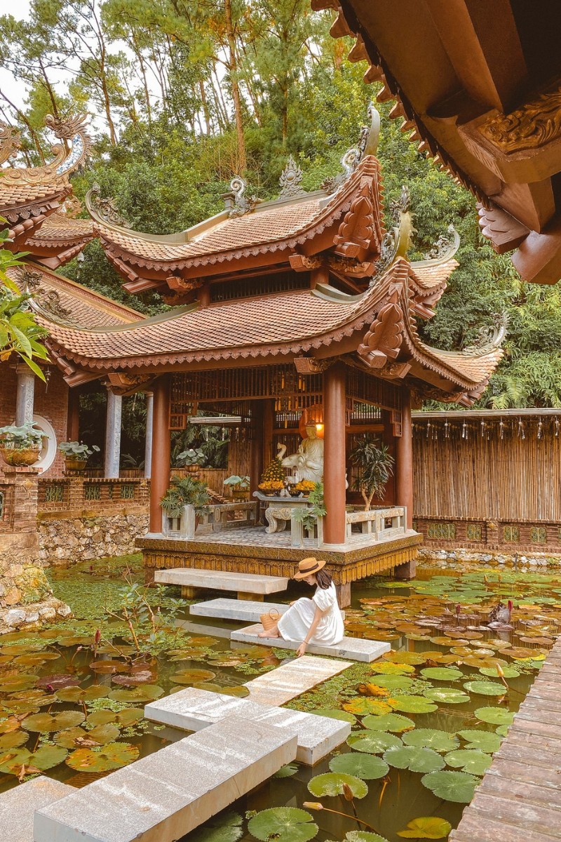 Ngoài ra còn có tòa điện nhỏ thờ Phật Bà Quan Thế Âm đặt giữa hồ sen. (Ảnh: Trang Tura)
