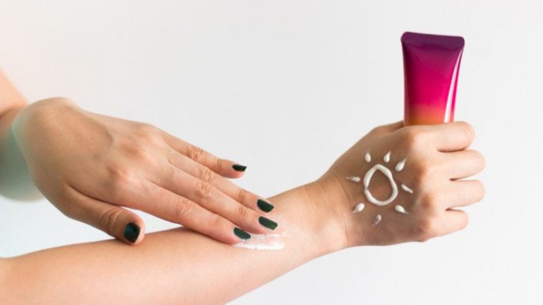 Kem chống nắng cho body hoàn toàn có thể dùng cho 2 vùng da này.