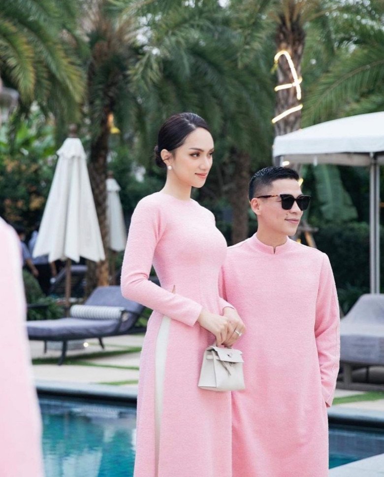 Tại bữa tiệc thời trang của NTK Adrian Anh Tuấn vào đầu năm 2022, giọng ca Anh đang ở đâu đấy Anh cũng khoe đường cong 3 vòng hoàn hảo trong bộ áo dài hồng tôn dáng.