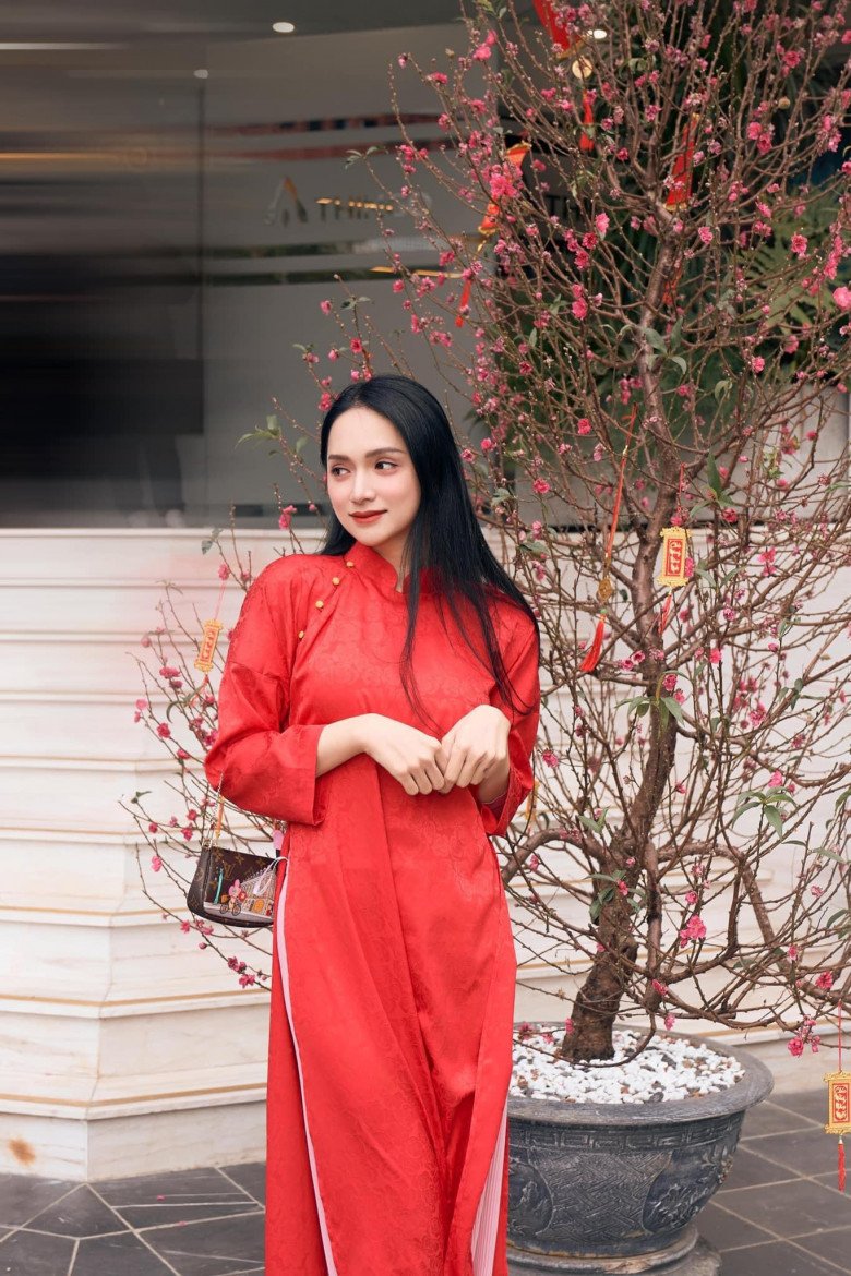 Mặc dù sở hữu tỉ lệ cơ thể hoàn hảo, song Tết năm ngoái và năm nay, Hương Giang cùng chọn một kiểu áo dài cách tân dáng rộng thoải mái.