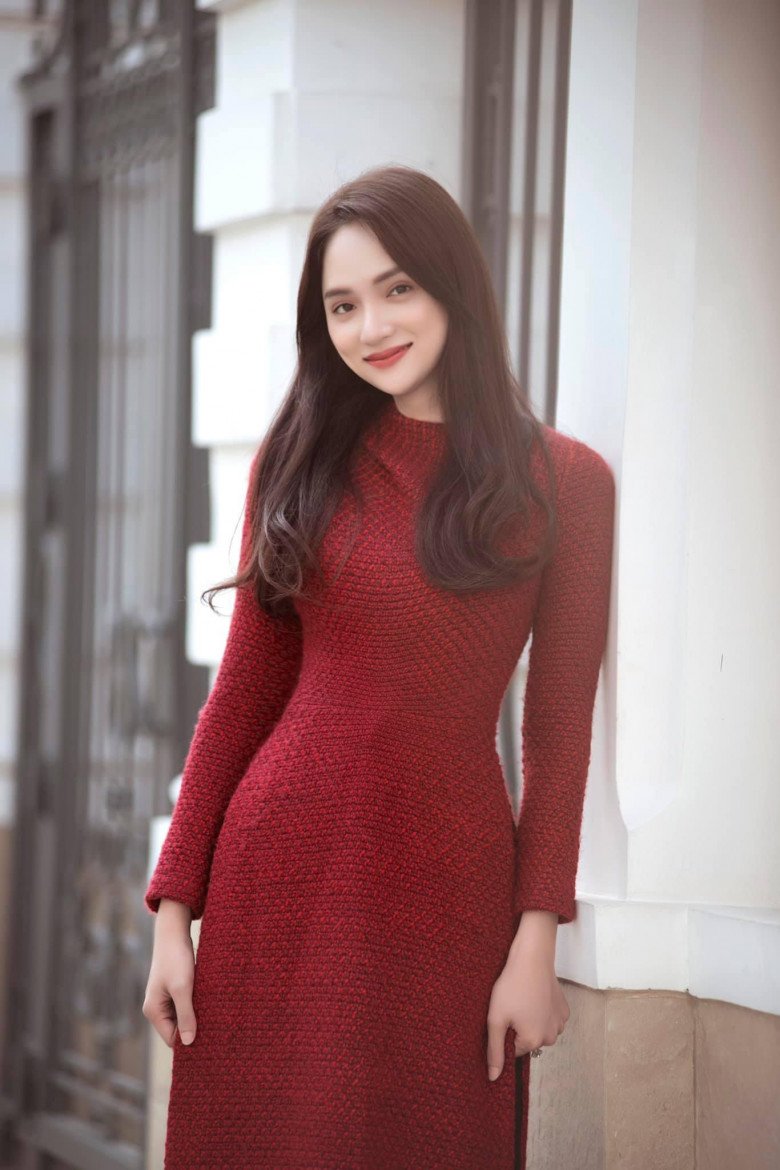 Khi mặc áo dài, người đẹp không làm tóc hay trang điểm quá cầu kỳ mà ưu tiên sự tự nhiên, nhẹ nhàng, tôn vinh nét đẹp vốn có của người con gái Việt.