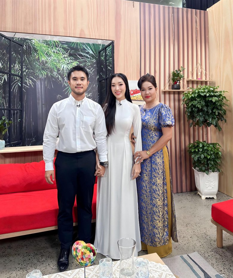 Cô Vũ cùng con gái và con rể trong chương trình Mẹ chồng nàng dâu. 