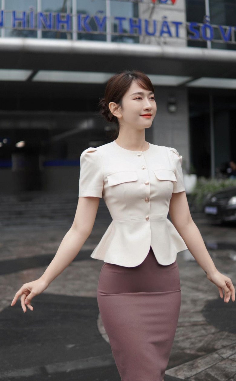 Dù trang phục đơn giản nhưng vẫn luôn tôn lên được vẻ đẹp của cô.