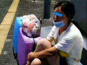 Tin tức - Người phụ nữ bị chồng đuổi khỏi nhà vì coi là "gà không đẻ trứng", giữa đêm vật vờ chỉ có chiếc ô che chắn
