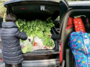 Tin tức - Bố mẹ vợ lái xe 3 ngày đến ăn Tết cùng, con rể nín lặng trước cảnh tượng trong xe