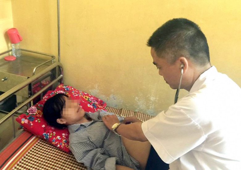 Bác sĩ Trần Huy Thọ thăm khám cho một trường hợp nhiễm ký sinh trùng tại bệnh viện. 